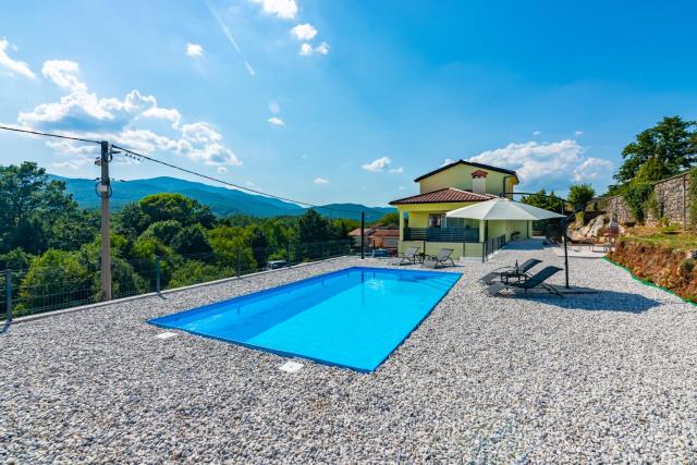 Holiday Home Casa B with swimming pool and private parking