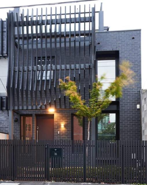 Brilliant Townhouse in Sensational Sth Melb Law