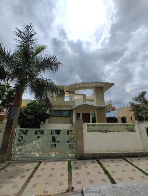 Elegant 3BHK villa, Hillside Hideaway, 10 mins from MH Bus Stand