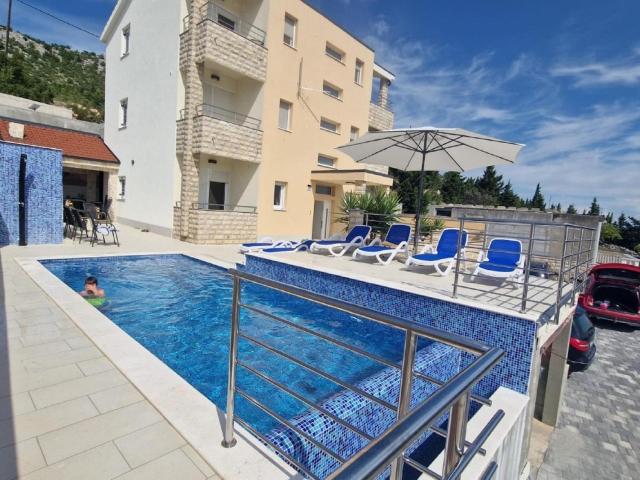 Apartment with swimming pool and sea view