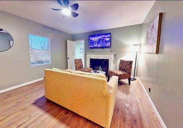 Cozy 2-Bedroom, 1-Bathroom Haven in Tulsa!