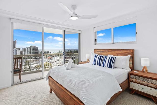 Expansive Hilltop Ocean Views in Burleigh Heads