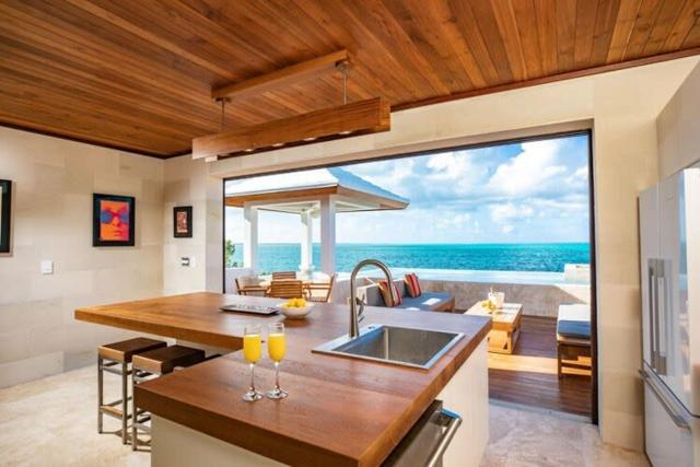 Luxurious Beachfront 2 bedroom villa on Smith's Reef