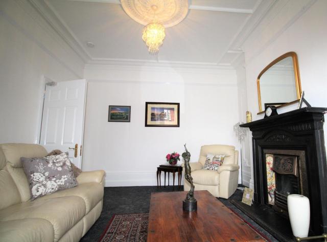 Sleeps 9 - Large Period Property -Beautiful Refurb