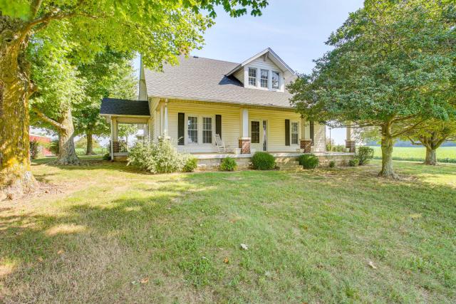 Tennessee Family Farmhouse on 2 Acres!