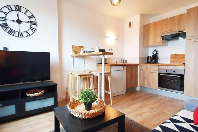 Cours de la Rep - 3 bedrooms - 50m from Train Station and Tram