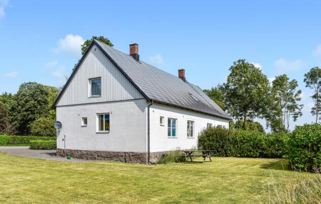 Cozy Home In Tomelilla With Kitchen