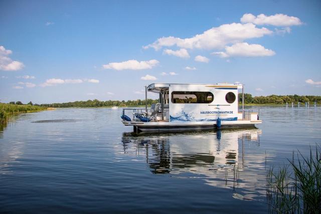 Hausboot als Festlieger im Hafen -Auszeit am Seeufer-