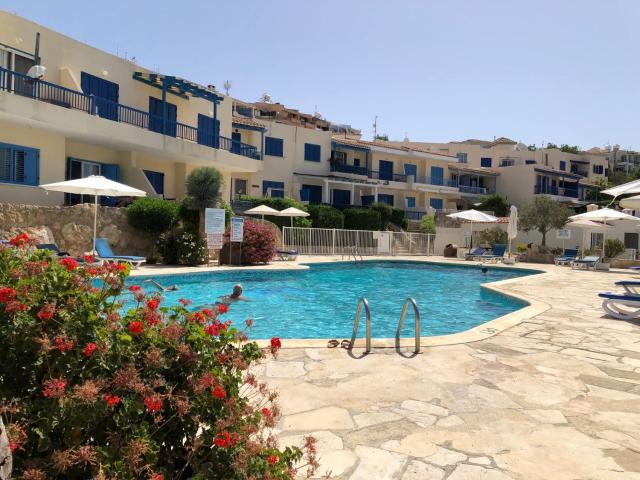 Paphos hidden gem - comfy 2 bed apt with sea views and pool