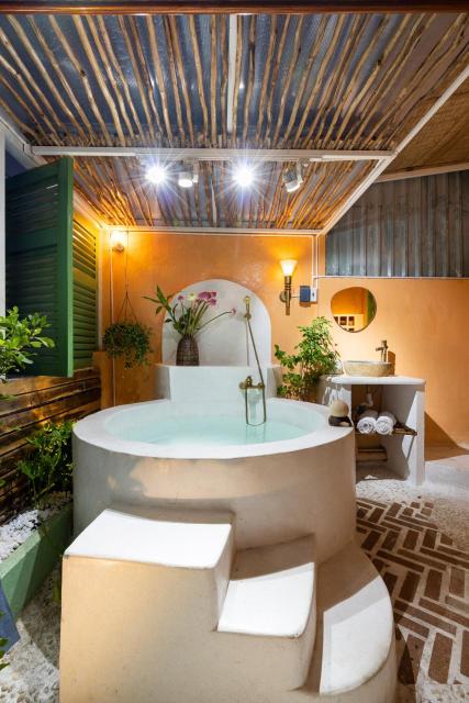 City Center - Rooftop Homestay - Outdoor Bathtub