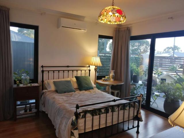 Private & Cosy! Master Bedroom in Perth with Garden View