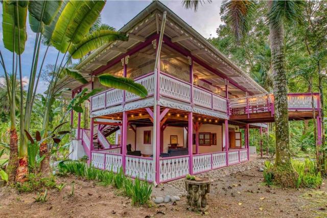 Colibri Caribbean Cottage, hermosa y amplia casa a pasos de una exótica playa con piscinas naturales