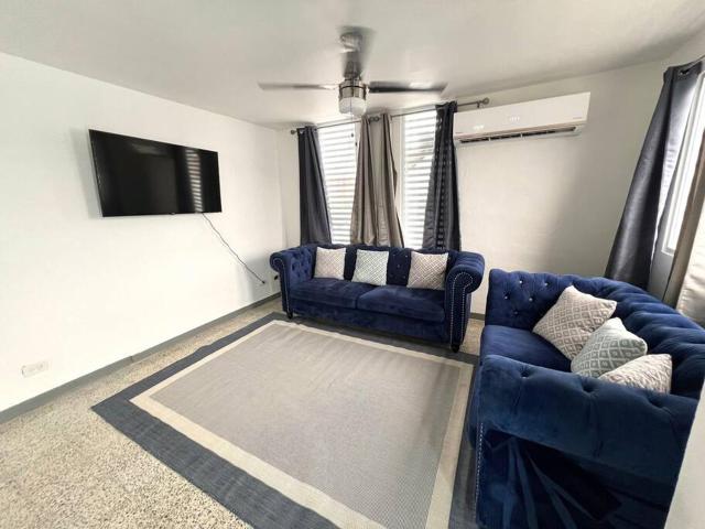 Stylish remodeled 3BR with yard near airport & beaches