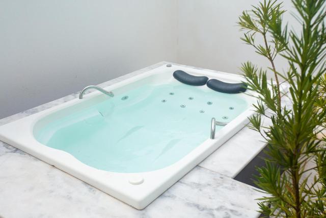 Chalé com Jacuzzi e vista para e Piscina