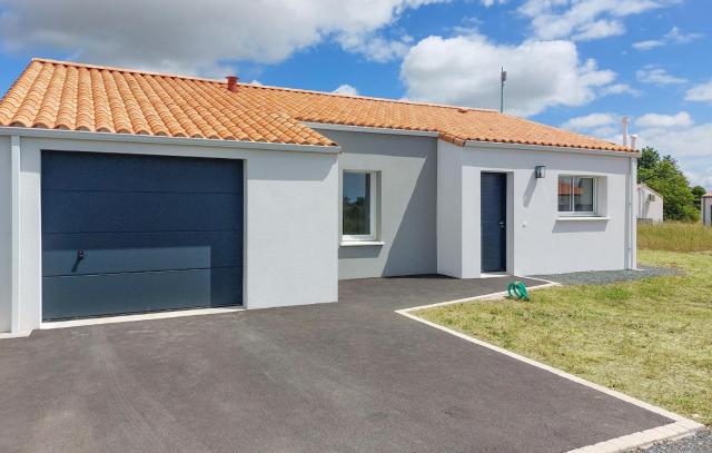 3 Bedroom Lovely Home In Les Magnils-Reigniers