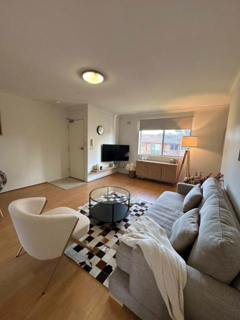 Cute & Light-filled Apartment - near Liverpool CBD