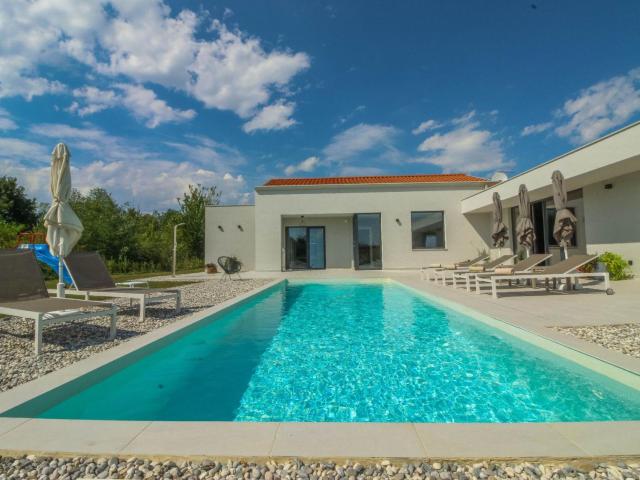 Beautiful Villa Una Sofia with pool in Tinjan