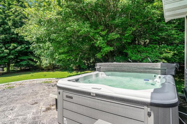 Lily Pond Haven - Private Hot tub - Large recently remodeled home!