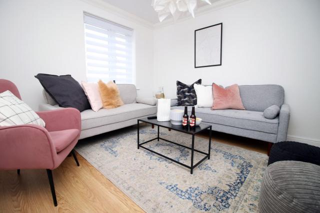 5 bedroom sleeps 10 | City Centre Newport