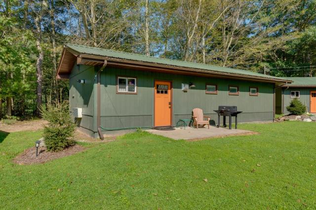 Hillsgrove Creekside Cabin Close to Hiking