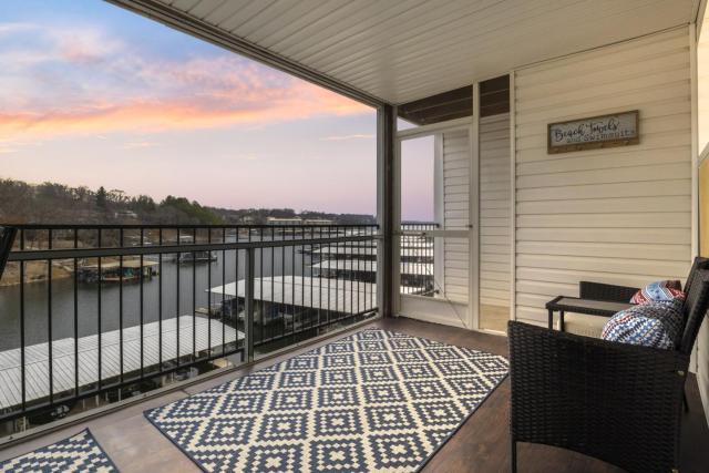 The Sunrise Suite Waterfront, Balcony with Pool