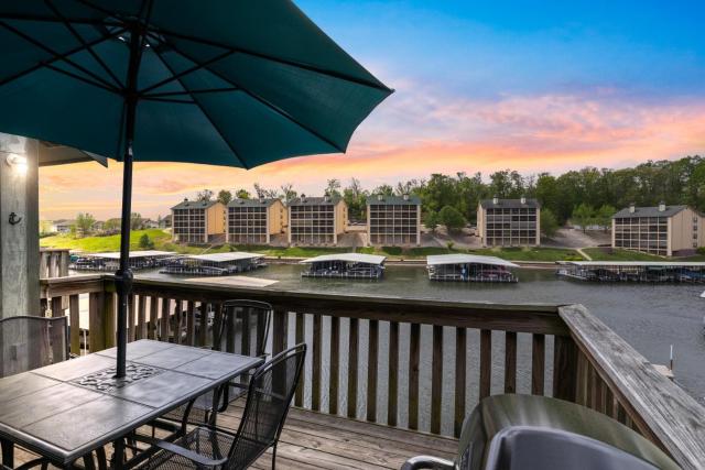 Top Floor Fishing Loft - Lakeside Pool