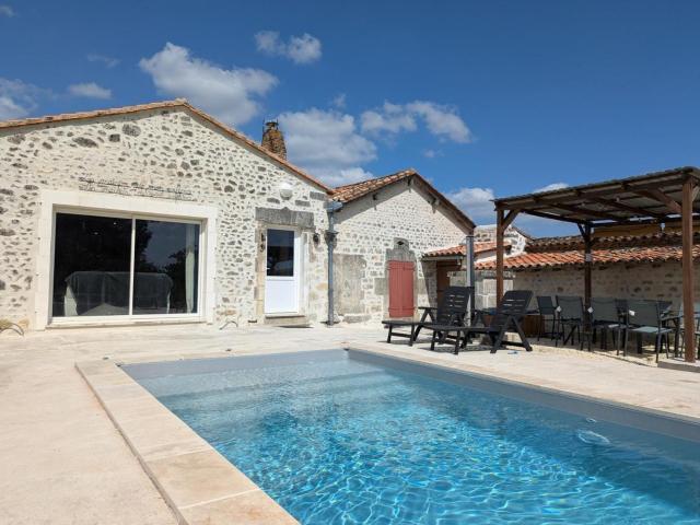 Maison Familiale avec Piscine Privée et Grand Jardin - FR-1-653-266