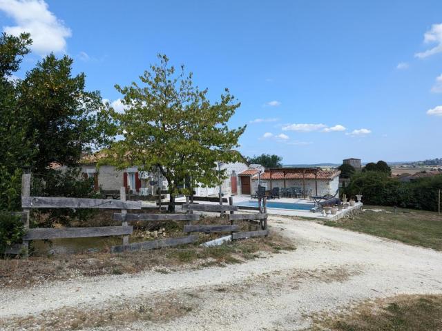 Maison Familiale avec Piscine Privée et Grand Jardin - FR-1-653-266