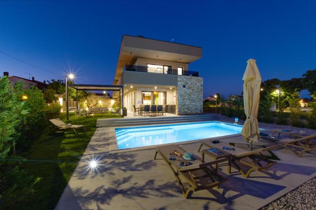 Villa Pieron for 8 people near Pula with heated pool & spa