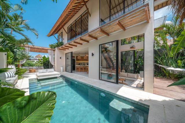 Villa Nalaka - Sophisticated 2BR Steps from Pererenan Beach