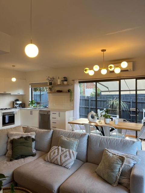 Melbourne home close to Airport & Train Station