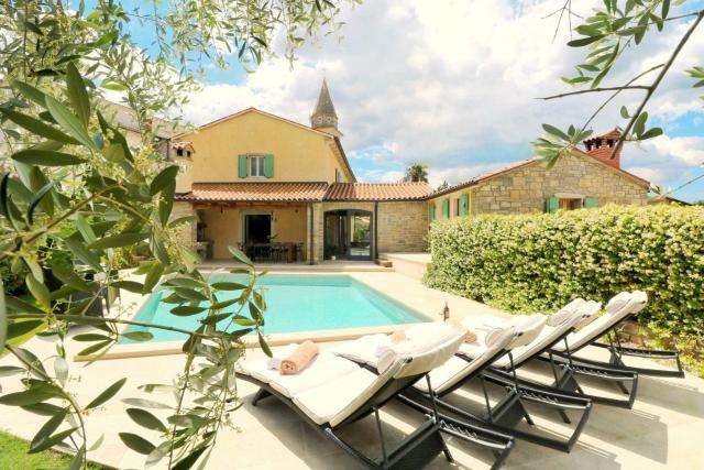 Villa Benvenuti near Motovun for 8 people - pet friendly with salt - water pool