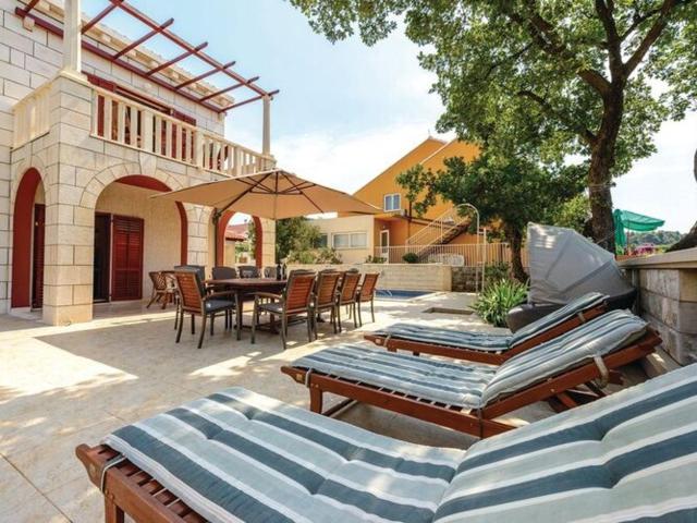 Villa Anka - Five-Bedroom Villa with Terrace and Swimming Pool