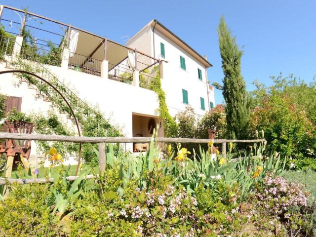 Charming cottage, in the village of Lari