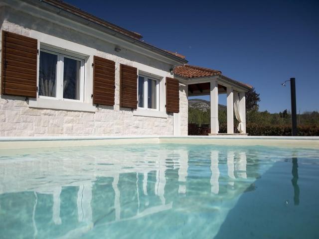 Whitestone Villa - Three Bedroom Villa with Swimming pool