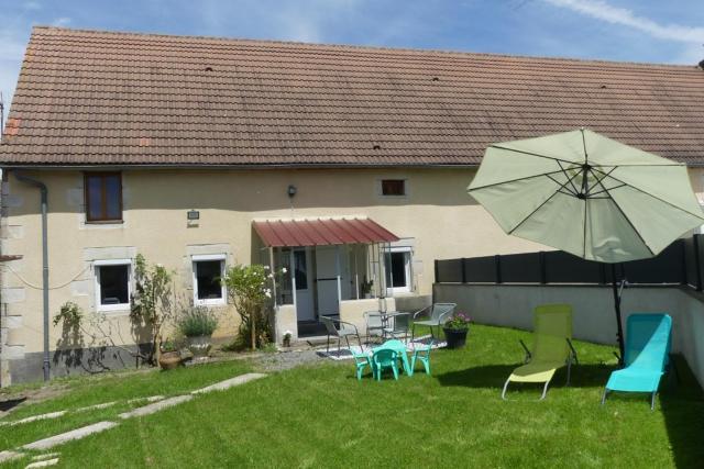 Bienvenue dans notre gîte "Le Chti Père" pouvant accueillir 6 personnes à Artonne, dans les Combrailles Puy de Dôme, 63