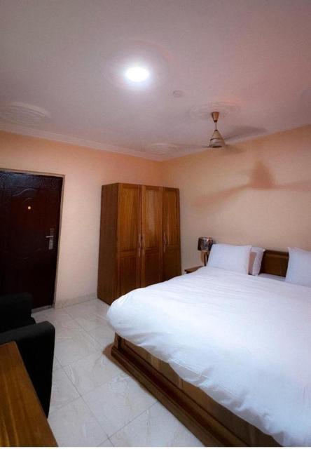 Accra-5Bedroom-3Bathroom-PrivateParking