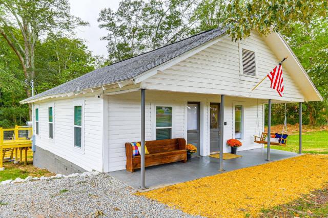 Downtown Heflin Cottage with Deck and Fire Pit!