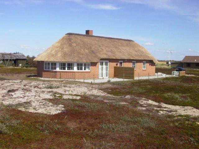 Cottage with wood-burning stove by the sea - SJ760