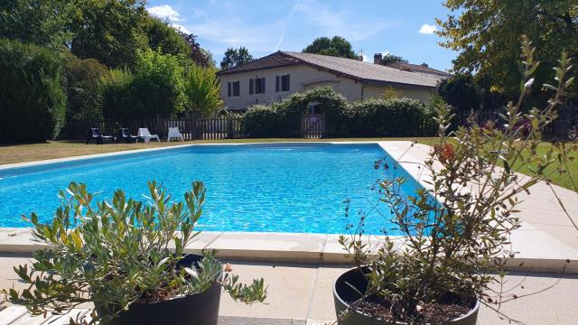 Domaine Bardon - Deux Gîtes avec piscine pouvant accueillir jusqu'à 15 personnes à la campagne, Charente-Maritime