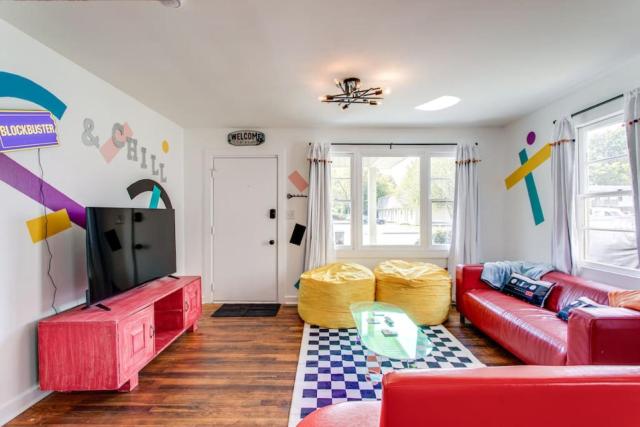 90s Crib -2bed 1bath, Funky Vibe, Central Location