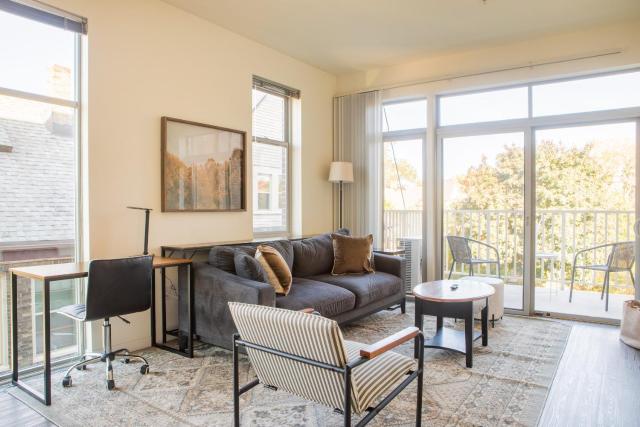 Flexhome East Side 1BR EC1 - Brady Fiserv Balcony