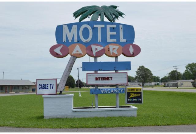 Capri Motel By OYO Elwood, Wathena