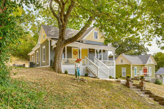 Walk Downtown Historic Home in Excelsior Springs