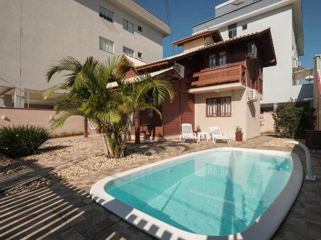 Casa com piscina privativa próxima a praia PU9263