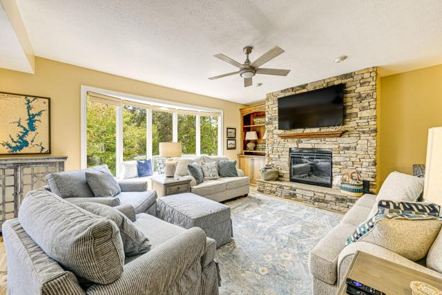 Keowee Key Condo with Lake Access!