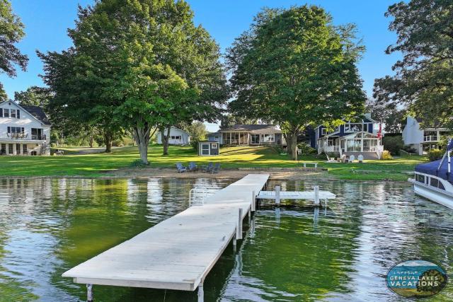 Sandy Shores - Lakeside - Boat Pier on Powers Lake - Swimming - Picturesque Views - Unforgettable Memories