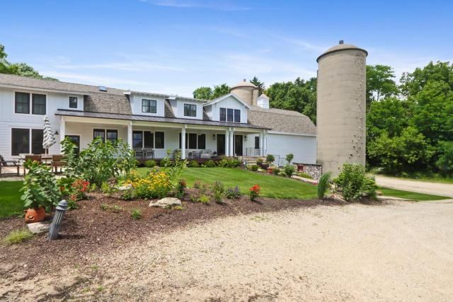 1836 Rustic Barn Retreat - Bar and Game Room - Tennis Court - FirePit