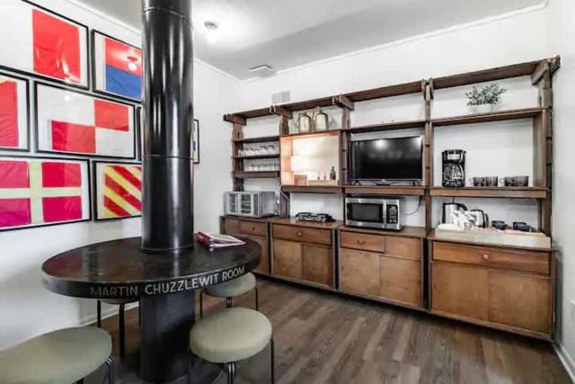 Spacious Riverfront Suite - Close to Downtown