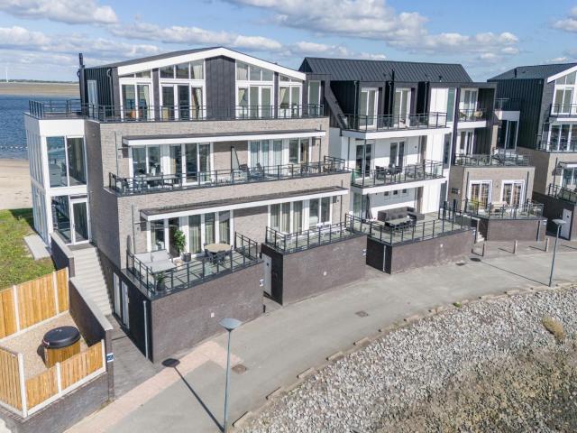 Appealing apartment by the beach